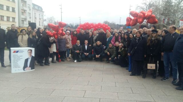 Omladina niškog SNS-a delila poklone mladim parovima na Trgu Kralja Milana foto GP018