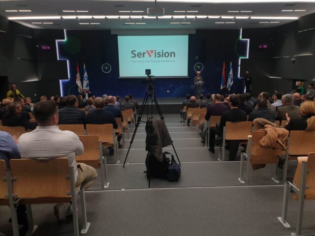 received_1373563800147969