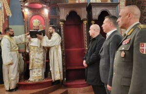 Predsednik Skupštine Grada dr Boban Džunić i komandant Кopnene vojske general Milosav Simović na Pashalnoj jutarnjoj službi