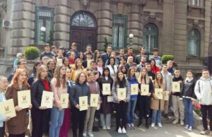 Oni su budućnost Niša: Uručene stipendije talentovanim učenicima i studentima