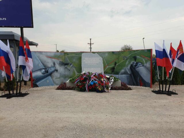 Spomenik i mural foto GP018