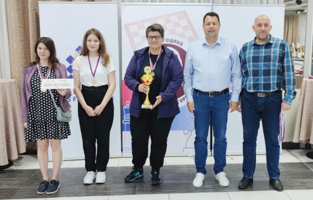 Pobednička ekipa DŠK OSNOVAC, Niš - sa potpredsednikom Šahovskog saveza Srbije