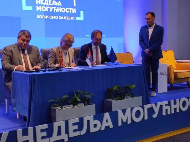 Potpisivanje ugovora foto GP018