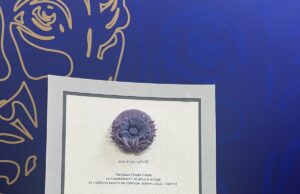 Jeleni Angelovski, autorki knjige „Mika“, svečano je uručena nagrada Grada Niša „MALENI CVET“ za najbolju knjigu za decu i mlade u 2022. godini.