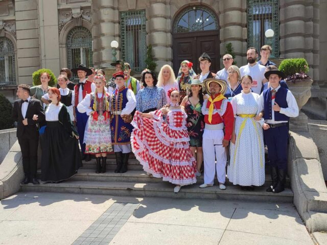 Domaćini i učesnici 16. Međunarodnogi studentskog festivala folklora foto GP018