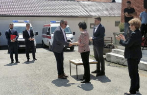 VOZNI PARK UKC NIŠ BOGATIJI ZA TRI NOVA SANITETSKA VOZILA