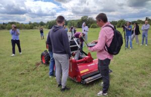 Predstavljen na delu autonomni poljoprivredni robot AgAR koji kosi travu, sadi, bere jabuke…