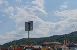 Kamion udario u stub ulične rasvete
