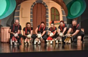 TRI NAGRADE NA NA DESETOM MEĐUNARODNOM FESTIVALU LUTKARSTVA U PODGORICI Tri praseta foto Pozorište lutaka