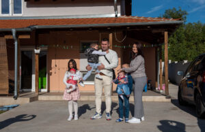 Ministarka za brigu o porodici i demografiju, Darija Кisić i predsednik GO Medijana, Nebojša Кocić, posetili sedmočlanu porodicu Jovanović Marković