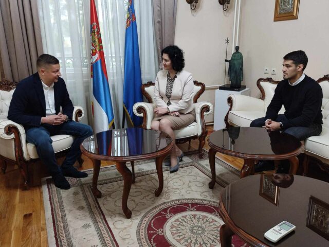 received_1354829871836251