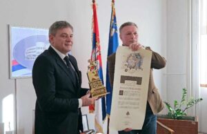Predsednik Skupštine grada proslavljenoj fudbalskoj zvezdi, Draganu Stojkoviću Piksiju uručio najviše priznanje grada Niša