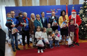 Deda Mraz podelio novogodišnje paketiće deci boraca i ratnih invalida