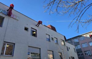 Deda Mrazovi se spustili s krova i kroz prozore poklonima obradovali bolesne mališane