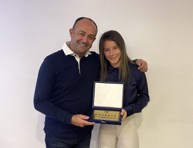 Nikola Živković i Anastasija Cvetković sa plaketom najbolje mlade sportistkinje