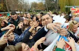 Podelom paketića najmlađima počeli tradicionalni „Zimski dani u Medijani“ – Novogodišnja čarolija u Svetosavskom parku