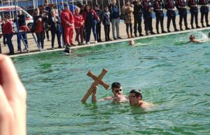 Strahinja prvi doplivao do Časnog krsta, a novčanu nagradu će donirati u humanitarne svrhe