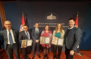 Niškom Fakultetu umetnosti i SKC-u uručene Svetosavske nagrade u Vladi Srbije