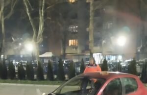 Pežo na Bulevaru Nemanjića izleteo sa kolovoza i udario u ogradu
