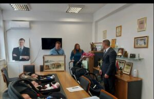 Gradska opština Medijana pomaže višečlanim porodicama i van svoje teritorije kolica za trojke porodici Ivezić iz Brusa