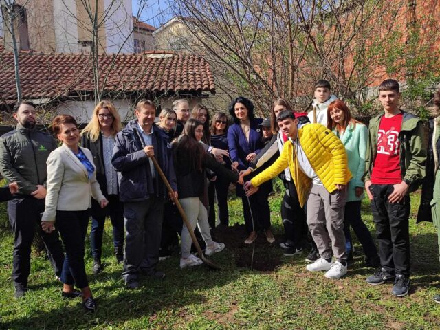 Đaci Gimnazije „Bora Stanković“ i gradonačelnica Dragana Sotirovski
