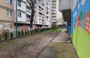 Dvorište vrtića „Plavi čuperak“ obogaćeno sadnjom 63 ukrasna četinara Dvorište vrtića „Plavi čuperak“