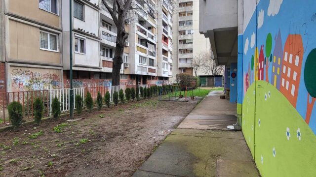 Dvorište vrtića „Plavi čuperak“ Dvorište vrtića „Plavi čuperak“