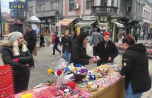 Humanitarni bazar: Na Trgu Stevana Sremca bogata ponuda ručnih radova za Osmi mart