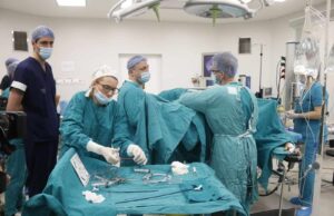 Prvi put u Kliničkom centru izvedeno razbijanje kamena u bubregu najsavremenijim laserom Razbijanje kamena u bubregu najsavremenijim laserom