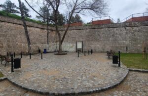 Uređeno romsko svetilište Zajde Badža na platou Beogradske kapije