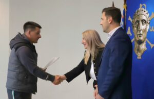 Uručeni vaučeri obolelima od retkih bolesti i njihovim porodicama Dušica Davidović i Mirko Janić uručivanje vaučera