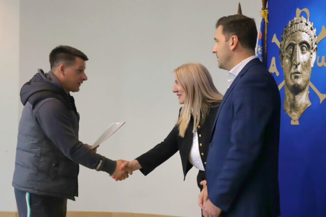 Dušica Davidović i Mirko Janić uručivanje vaučera