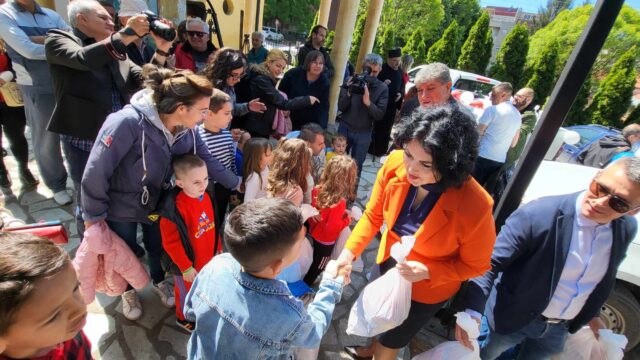 Mališanima podeljeni slatkiši i pokloni