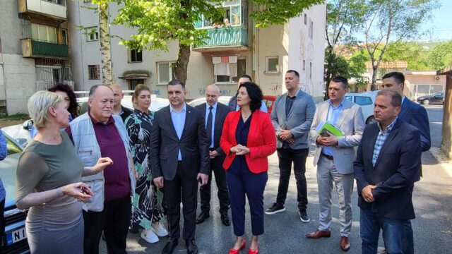 Meštani zgrade u Homoljskoj ulici br. 2, kao i stanari tri zgrade Bulevara dr Zorana Đinđića su dobili uređen međublokovski prostor Meštani zgrade u Homoljskoj ulici br. 2, kao i stanari tri zgrade Bulevara dr Zorana Đinđića su dobili uređen međublokovski prostor