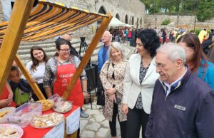 Prva Salčićijada u Tvrđavi okupila veliki broj ljubitelja tradicionalnih ukusa Obilazak štandova Salčićijada