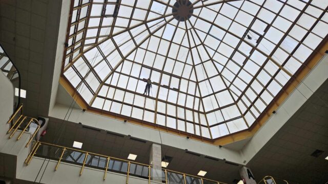 Posebno obučen tim popravlja krov Posebno obučen tim popravlja krov