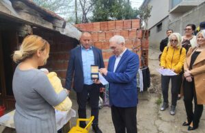 Andrej Đorđević, prva prolećna beba u GO Crveni krst, dobio zlatnik i 150.000 dinara Poseta porodici Đorđević