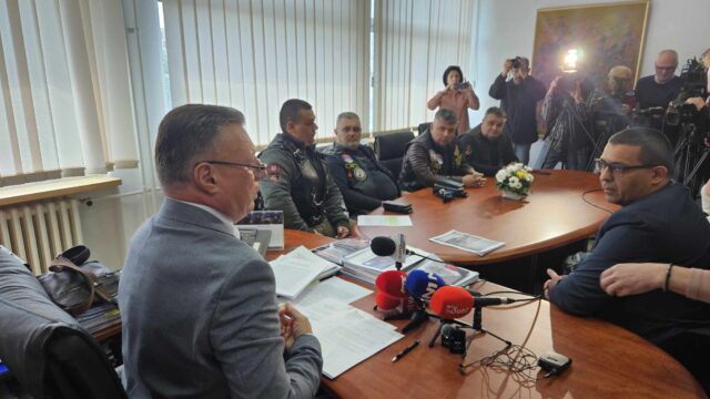 Predsednik Skupštine doc dr. Boban Džunić danas je okupio inicijatore i poručio da su inicijative privremeno povučene