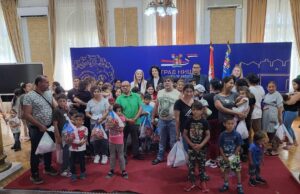 Romska deca dobila paketiće povodom Svetskog dana Roma Romska deca dobila paketiće