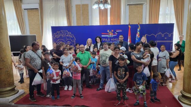 Romska deca dobila paketiće Romska deca dobila paketiće