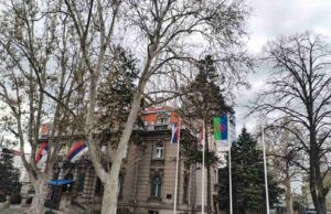 Stipendije za romsku decu: Srednjoškolci će dobiti 8.000, a studenti 14.250 dinara mesečno Romska zastava ispred gradske kuće