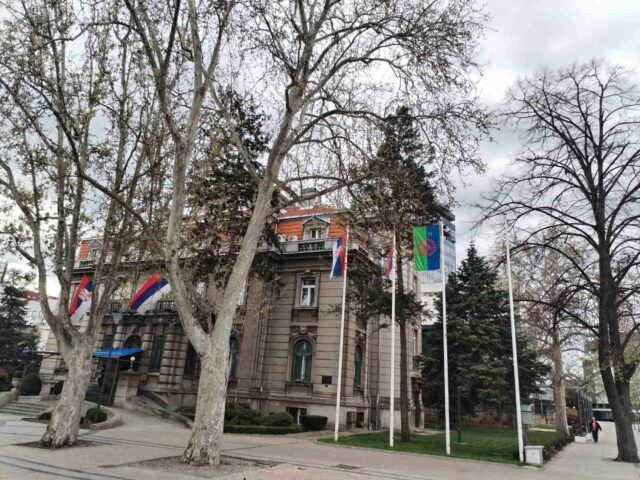 Romska zastava ispred gradske kuće