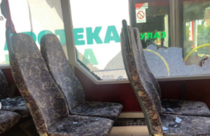 Sudar autobusa i kamiona u Nišu: popucala staklau autobusu, dve devojčice se onesvestile Sudar autobusa i kamiona u Nišu