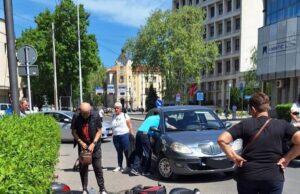 Saobraćajna nezgoda na Sinđelićevom trgu u Nišu: Vozač mopeda prevezen u Urgentni centar Vozač mopeda prevezen u Urgentni centar