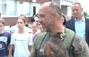 Najzanimljiviji čas biologije. Osnovci se družili sa sokolarima i učili o ovim pticama grabljivicama Miloš Jovanović foto GO Crveni krst