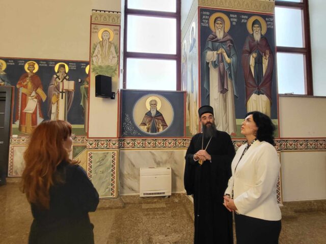 Oslikava se unutrašnjost crkve Svetog cara Konstantina i carice Jelene