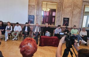 Prvi put u istoriji niškog pozorišta predstava o kralju Milanu i njegovoj ljubavi sa lepom Nišlijkom Press Predstava “Vrana u paunovom perju”,