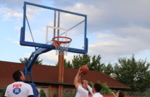 Željko Rebrača posetio Brzi Brod: Bitno je da budemo zdravi i da podržimo Aleksandra Vučića Revijalni basket