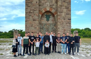 Maturanti iz Niša posetili Gazimestan i srpske svetinje na Kosovu i Metohiji Učenici petog razreda Bogoslovije Sv. Kirila i Metodija Niš