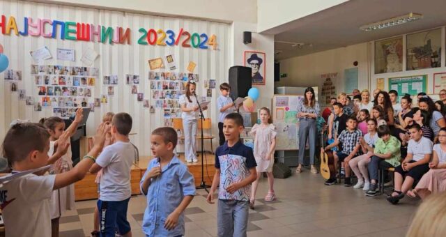 Najbolji učenici OŠ "Ivo Andrić" Niš na javnom času uspeha